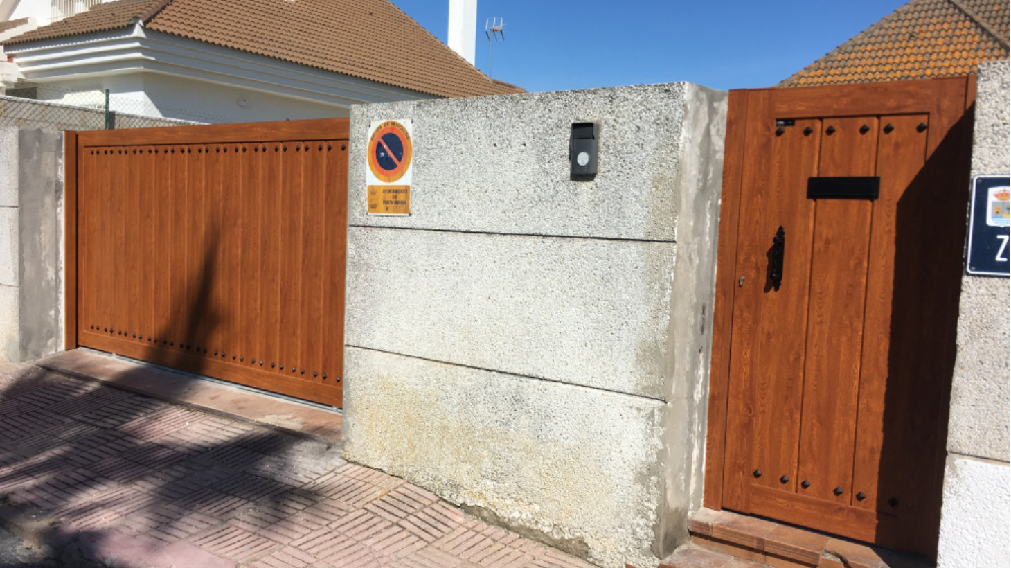 Puerta corredera y batiente peatonal, de la marca Dooralum, en la localidad de El Portil - Cartaya - Huelva 
